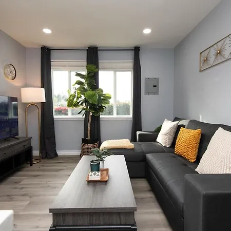 Spacious 3 Bedroom 2 Bathroom Apartment With Free Onsite Parking